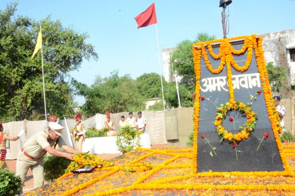 पुष्पचक्र अर्पित कर शहीदों को किया नमन