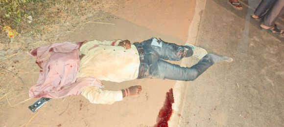 तेज रफ्तार ट्रक ने बाइक और कार को मारी टक्कर, बाइक चालक की  मौत