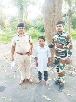 धारदार हथियार लहरा रहा युवक पकड़ाया