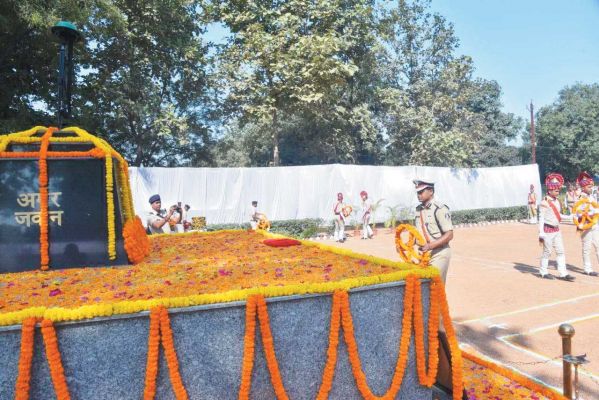 पुष्पचक्र अर्पित कर शहीदों को दी श्रद्धांजलि