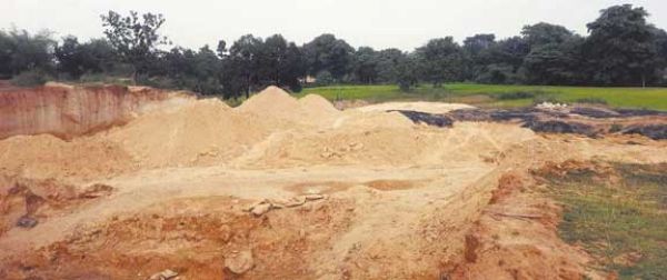 जेसीबी लगाकर कोयले की अवैध खुदाई