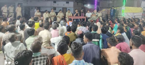 रेत खदान बंद कर खनन माफिया पर कार्यवाही की मांग, ग्रामीणों ने किया चक्काजाम, चुनाव बहिष्कार की चेतावनी