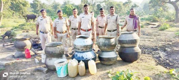 3.5 टन महुआ लहान और  140 लीटर शराब जब्त