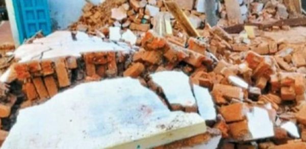 दीवार गिरी, महिला की  दबने से मौत, 2 घायल 