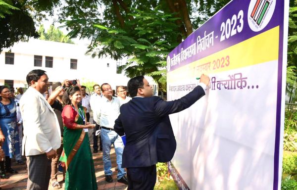 चुनाव प्रेक्षक ने स्वीप गार्डन का किया अवलोकन