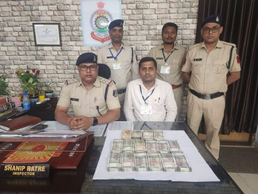 वाहन चेकिंग के दौरान बाइक चालक  के बैग में मिले साढ़े 7 लाख