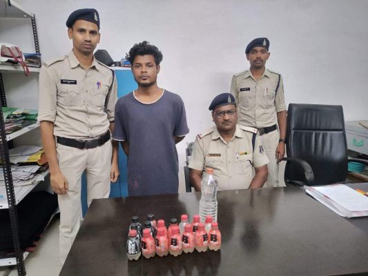 फ्रूट ड्रिंक बाटल में शराब भरकर बेच रहा युवक गिरफ्तार