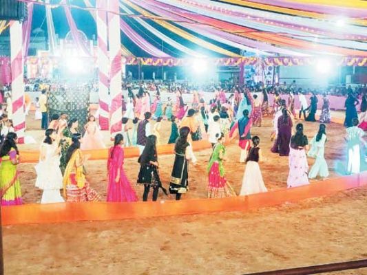 गरबा की धूम, युवतियों की उमड़ी भीड़