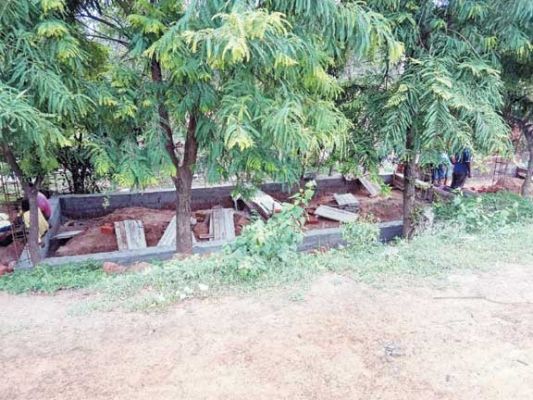 अवैध कॉम्प्लेक्स निर्माण पर तहसीलदार ने लगाया स्टे