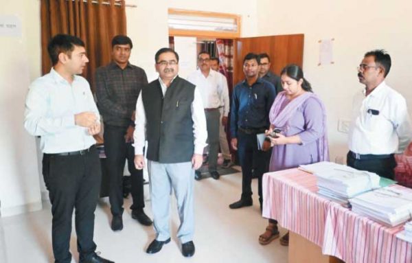 व्यय प्रेक्षक  ने रिटर्निंग ऑफिसर कक्ष, व्यय अनुवीक्षण एवं एमसीएमसी इकाई का किया निरीक्षण
