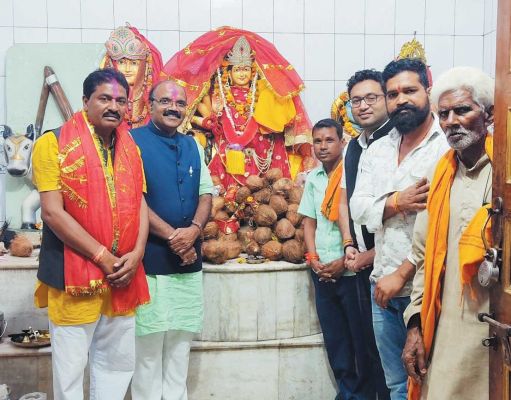 इंद्र कुमार ने मंदिरों में की पूजा-अर्चना, लोगों की खुशहाली की कामना