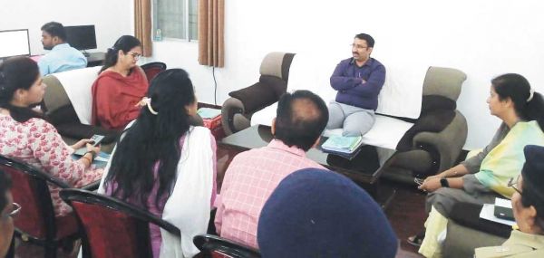 व्यय प्रेक्षक सिंह ने ली अफसरों की  बैठक