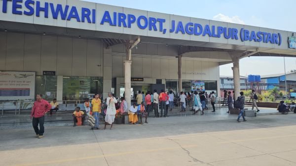 हेलीकाप्टर देखने पहुंचे हिचका गांव के लोग, हुए खुश