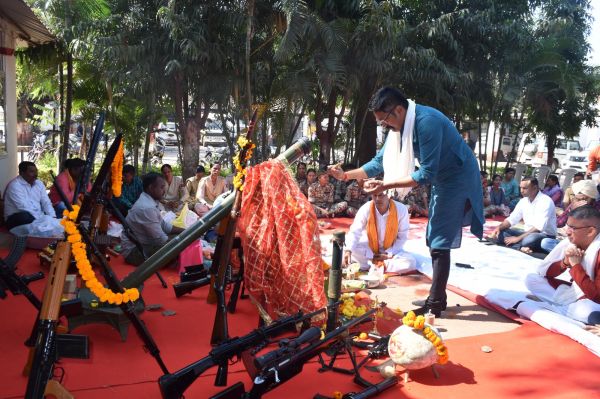  आईजी ने की शस्त्र पूजा, बस्तर की खुशहाली की कामना