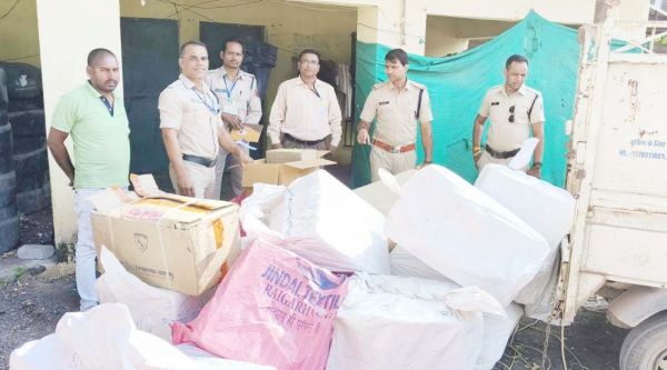 ऑटो से 5 लाख से अधिक के अवैध पटाखे जब्त