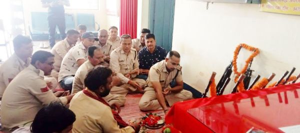 नवापारा थाना  में शस्त्र पूजन