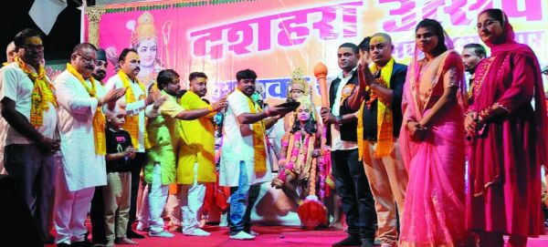 आतिशबाजी के साथ रावण पुतले का दहन