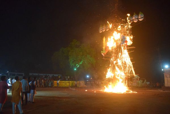 भव्य आतिशबाजी के बीच रावण दहन