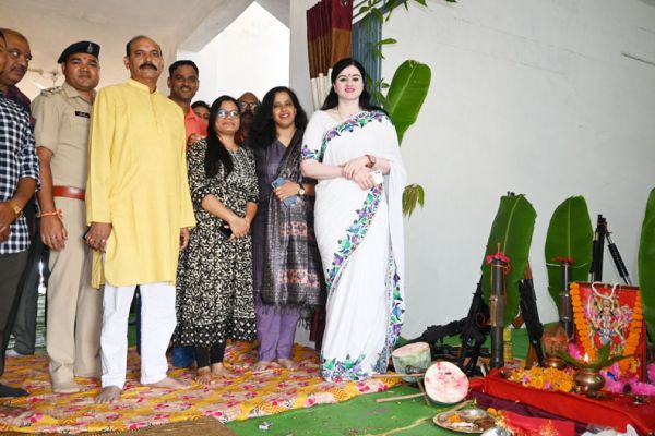 शस्त्रों की विधि-विधान से पूजा-अर्चना