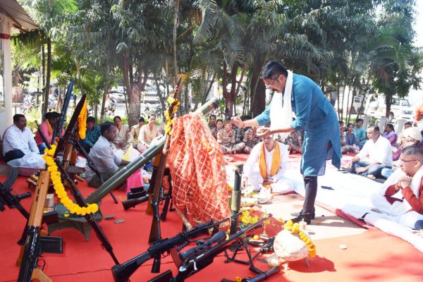 आईजी ने की शस्त्र पूजा, बस्तर की खुशहाली की मांगी कामना