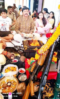 रक्षित केंद्र में एसपी ने पुलिस जवानों संग की अस्त्र-शस्त्र की पूजा