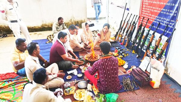 पुलिस लाईन एवं थाना-  चौकी में की गई शस्त्र पूजन