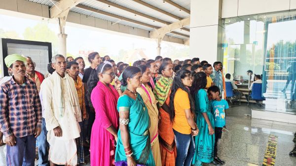 बस्तर दशहरा के लिए आए ग्रामीण  हेलीकॉप्टर देख खुश हुए 