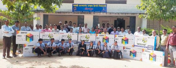 पिछड़े ग्रामीण क्षेत्र के गरीब पालकों ने 17 स्कूलों में स्मार्ट क्लास बना दिया