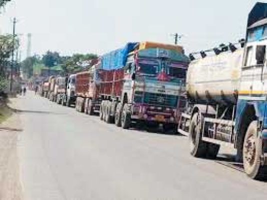 ओवरलोड गाडिय़ों से सडक़ों पर हो रहे जगह-जगह गड्ढे