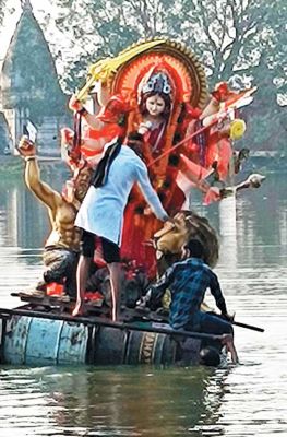 नम आंखों से मां दुर्गा को दी विदाई