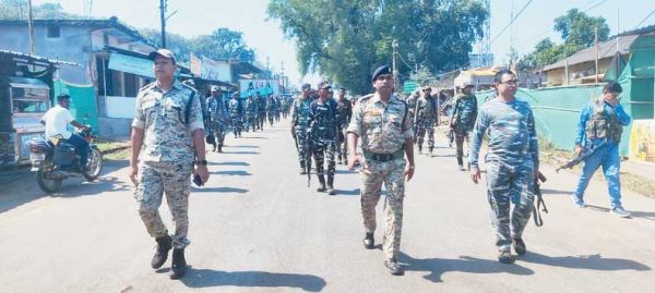 शांति व्यवस्था बनाए रखने पुलिस का फ्लैग मार्च