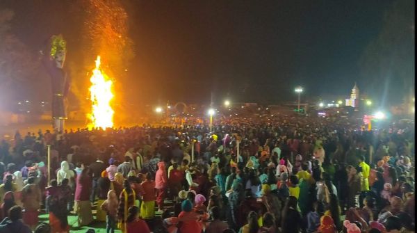 आतिशबाजी के साथ रावण पुतले का दहन