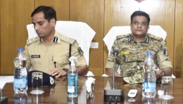पुलिस महानिरीक्षक ने ली मीटिंग, नक्सल संवेदनशील चुनाव स्थलों का किया निरीक्षण
