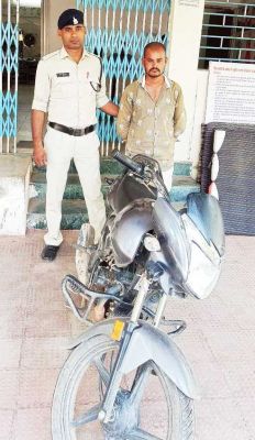 चोरी की बाइक सहित आरोपी गिरफ्तार