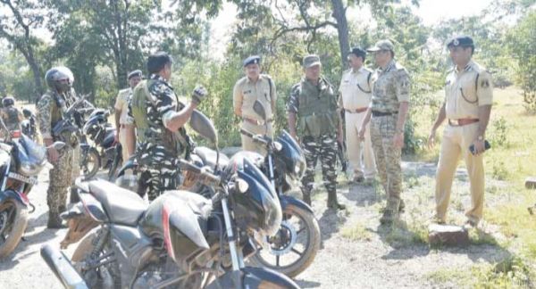आईजी ने ली बैठक, नक्सल संवेदनशील चुनाव स्थलों का किया निरीक्षण