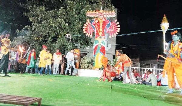 भव्य आतिशबाजी के बीच रावण पुतले का दहन