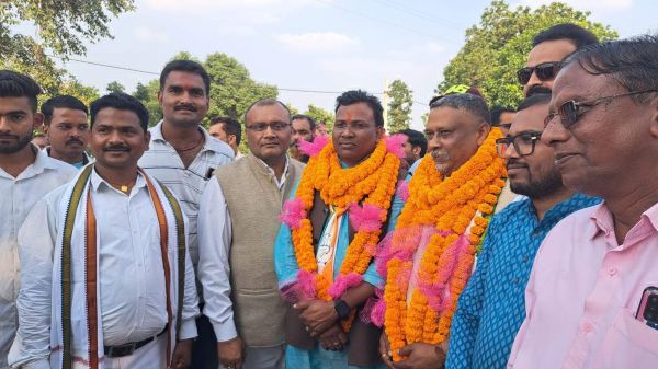 कांग्रेस प्रत्याशी अजय तिर्की व विजय पैकरा ने किया नामांकन दाखिल