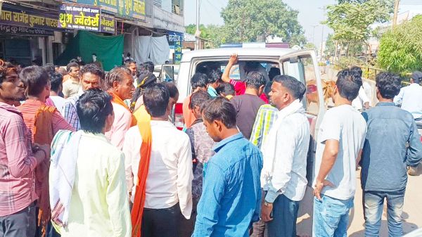 तेज रफ्तार ट्रैक्टर ने बाइक सवार को मारी टक्कर, 4 घायल