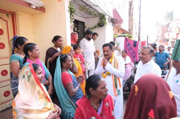 15 साल हेलीकाप्टर से आए 5 साल कोई काम न कराए- गिरीश