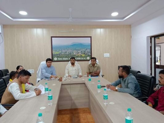 पर्यवेक्षकों ने राजनीतिक दल के प्रतिनिधियों को कराया अवगत