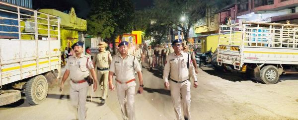 जवानों ने थाना क्षेत्रों में किया फ्लैग मार्च