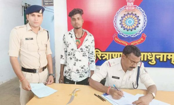 पिस्टल और चाकू समेत  दो आरोपी पकड़ाए