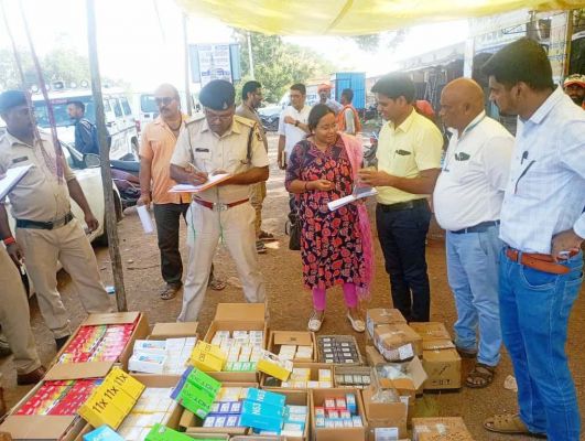 कार से साढ़े 33 लाख की 6 सौ मोबाइल जब्त