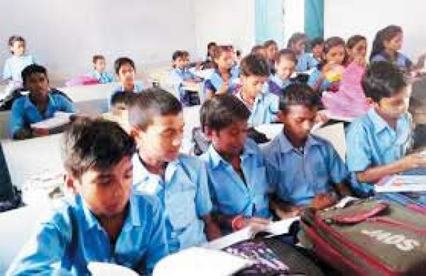 स्कूलों की हालत बदहाल, बच्चों से शुल्क लेकर शिक्षकों को दे रहे वेतन