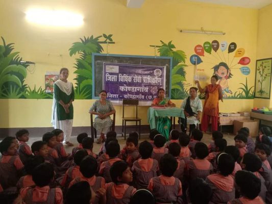 कन्या आश्रम में दी कानूनी  जानकारी 