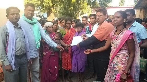 40 किमी पैदल कोयलीबेड़ा पहुंचे आदिवासी, मजिस्ट्रेट जांच की मांग
