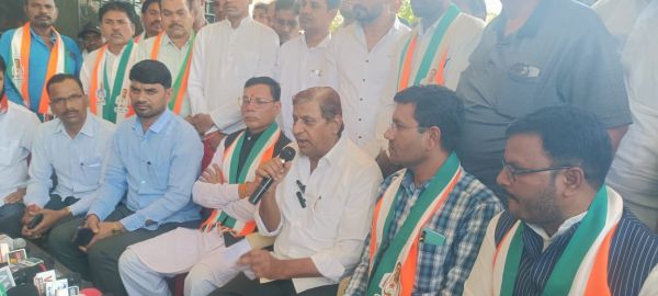 भाजपा से जुड़े साहू समाज अध्यक्ष ने अकबर की मौजूदगी में कांग्रेस का दामन थामा