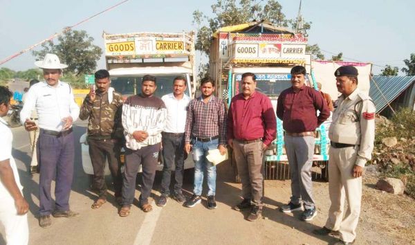 टेमरी चेक पोस्ट पर दो वाहनों से 4 लाख 10 हज़ार जब्त