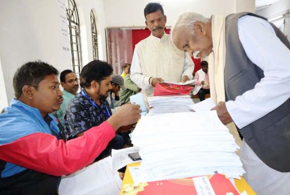 पांचवें दिन 6 प्रत्याशियों ने लिए नामांकन फॉर्म