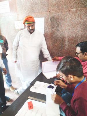 13 ने भरा पर्चा, 5 ने खऱीदे 